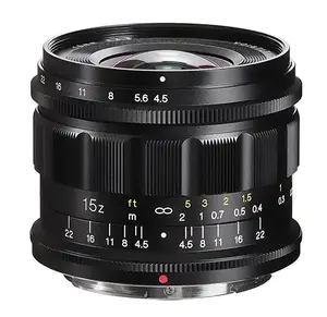 Super Wide Heliar 15 mm f/4.5 objektīvs — superplatleņķis, 11 elementu/9 grupu, 58 mm filtrs, 0.126 m tuvākais fokusējums, noņemama bajonete, melns