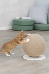 Cat scratching post Trixie Drapak with ball and base, jute cover and wooden base, 29×31 cm