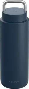 Termokrūze FELLOW Carter Carry Tumbler 946 ml tumši zila — pārnēsājama izolēta krūze