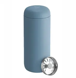Termokrūze FELLOW Carter Move Mug 473 ml, pūdera zila, izolēta