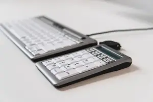 Low-glare, highly readable keys