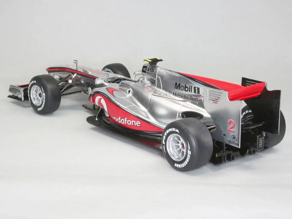 Пластиковая модель REVELL McLaren MP4-25 Photo 11