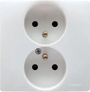 Kontaktligzda ar zemējumu Legrand 16A 250V balta (modelis 664541)