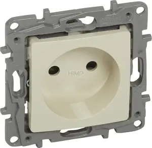 Розетка настенная Legrand Niloe 764638 одинарная без заземления с заслонками кремовая