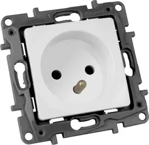 Розетка Legrand NILOE 764527 одиночная 2P+PE 16A с защитной шторкой