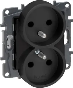 Розетка двойная Legrand Niloe Step 863532 с заземлением, винтовые клеммы, чёрная