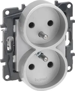 Двойная розетка Legrand Niloe Step 863332 с заземлением и винтовыми клеммами, алюминий