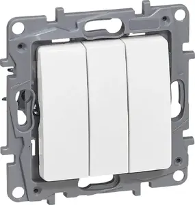 Тройной клавишный выключатель Legrand Niloe / Niloe Selection 764503 белый, 3-клавиши