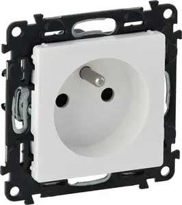Розетка Legrand 2P+Z 16A 250V винтовые клеммы белая (753185)