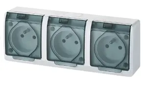 Накладная розетка ELEKTROPLAST GNT Hermes 3x2P+Z белая с дымчатой крышкой (0323-01)