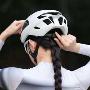 Velosipēda ķivere Rockbros LK-15, oglekļa šķiedra, izmērs 58–62 cm, gaiši pelēka