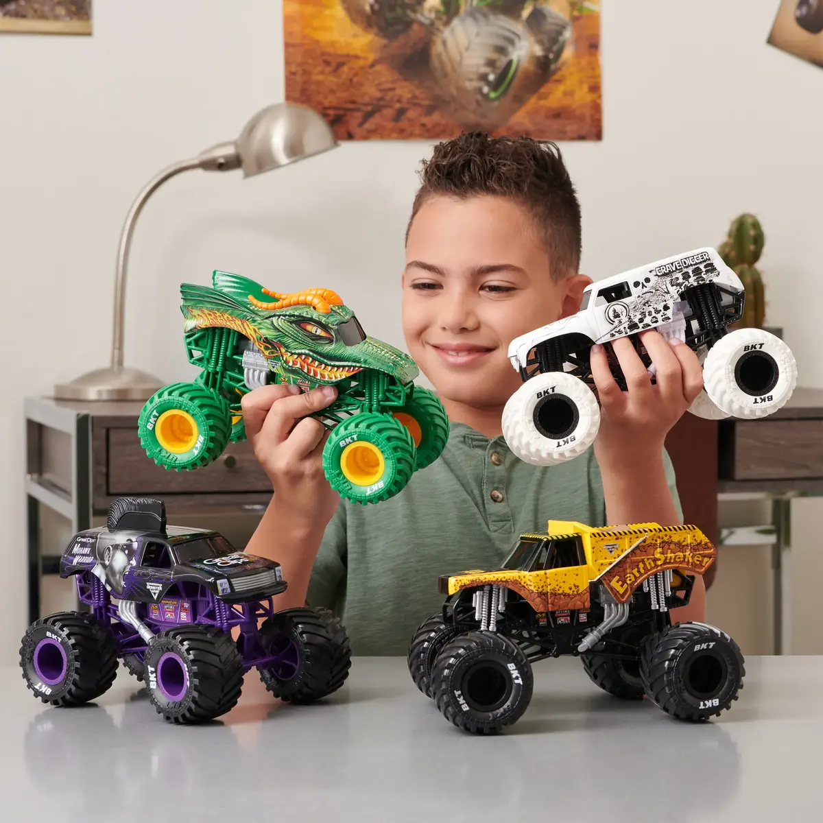 Monster Jam Batman Monster Truck Retro Batmobile 1:24 Photo 5