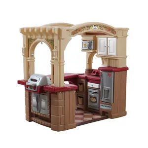 Spēļu virtuve Step 2 Grand Walk-In Kitchen & Grill — plastmasa, daudzkrāsaina, 2–10 g., prasa 2×AA baterijas