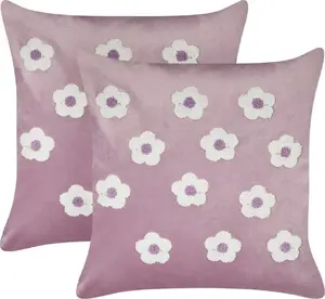 Dekoratīva samta spilvens Beliani YARROW 45 x 45 cm ar ziedu izšuvumu purpursarkans