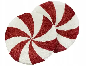 Набор декоративных подушек Beliani SWIRL CANDY Boucle 2 шт. 40 x 40 см красный праздничный узор