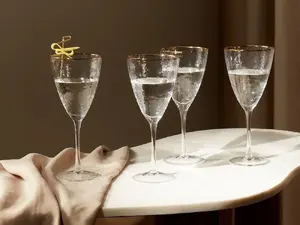 Vīna glāžu komplekts Beliani Topaz — 4 gab., tilpums 380 ml, zelta apmale
