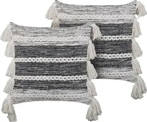 Decorative cotton cushions with fringes Beliani ROCHEA 45 x 45 cm, black with white