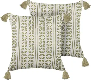 Decorative cotton cushion set Beliani SYRINGA 2 pieces 45 x 45 cm green with white geometric pattern