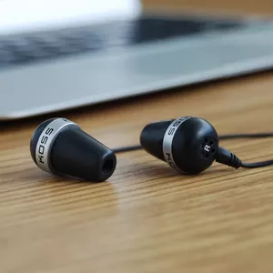 In-ear vadu austiņas Koss PLUG — 10–20 000 Hz, 1,2 m kabelis, intraaurālas, melnas/ sudraba