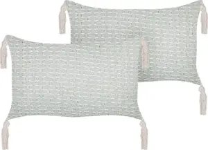 Decorative cushion set Beliani HAKONE — 2 cushions geometric pattern with fringes, 25 x 45 cm, mint