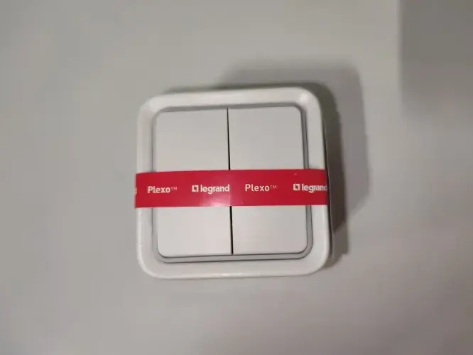 Legrand Plexo Modern dubultais virsmas slēdzis Photo 2