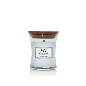 Vaska svece cilindrs WoodWick Magnolia Birch — gaiši zila, augstums 83 mm, diametrs 70 mm, stikla turētājs