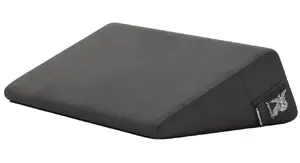 Seksu spilvens Liberator Super Wedge 30" — ergonomisks kūļa veida, 67.2×35.5×17.8 cm, noņemams mikrošķiedras pārvalks
