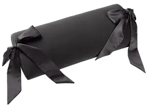 Bondažas spilvens Liberator Ravish Pillow Black — pusapaļš atbalsts 38,1×91,5×18 cm, noņemams mikrošķiedras pārvalks, atlasas lentas 102 cm