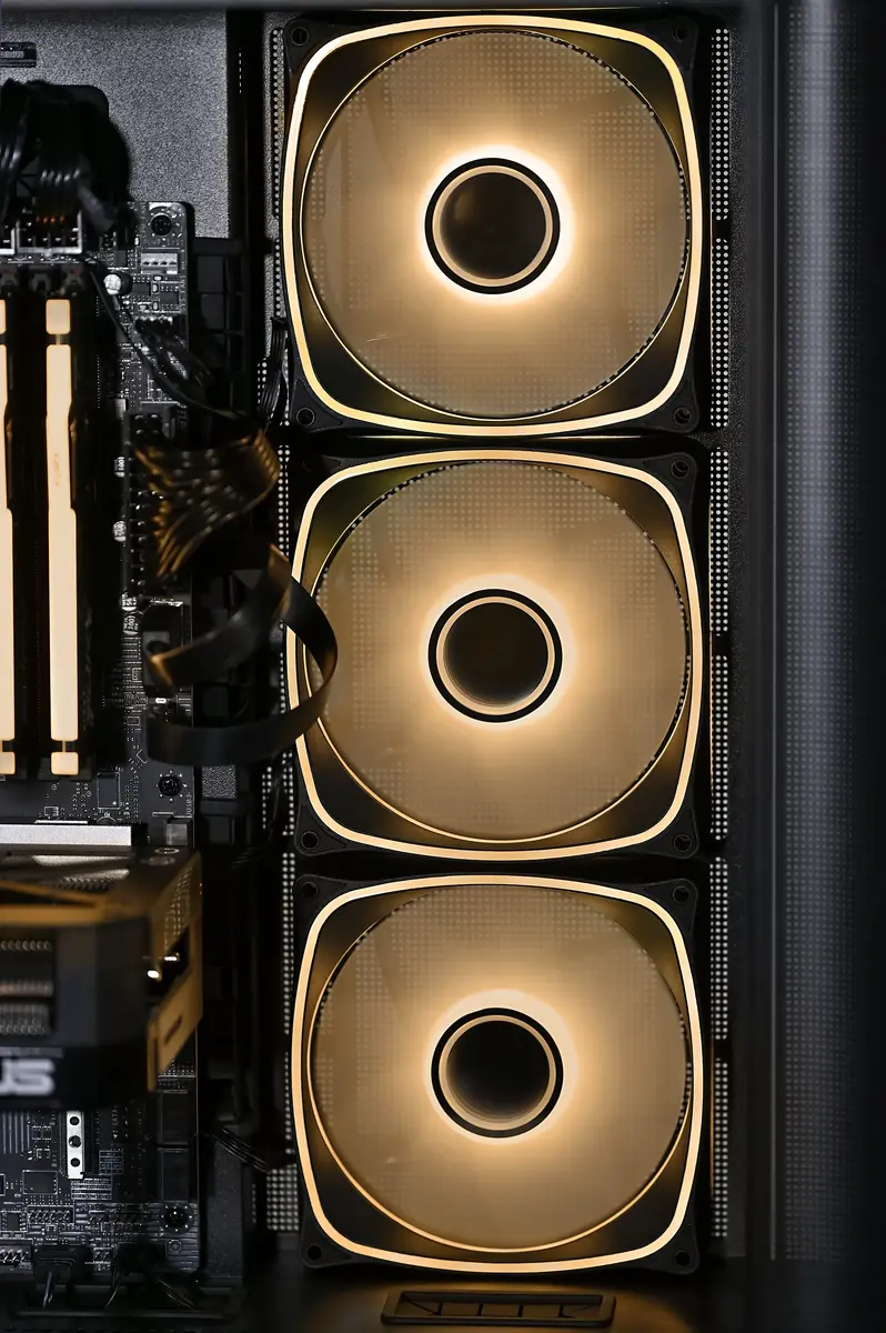 Actina PC Intel Core Ultra 5 250, 32 GB, RTX 5070 Photo 17