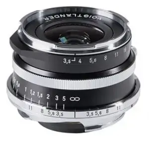 Объектив Voigtländer Color‑Skopar 21 мм f/3.5 (VG2191) — 9 элементов/8 групп, минимальная фокусировка 0,5 м, фильтр 39 мм, металл, чёрно/серебристый