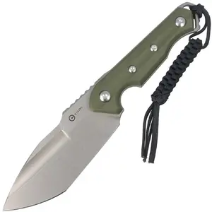 Saliekams nazis CEDRUS Civivi Maxwell C21040-2 — OD Green G10 rokturis, D2 asmens ar stonewashed apdari, autors Maciej Torb