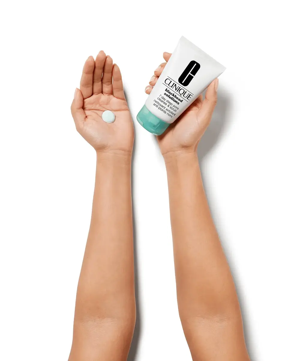 Clinique Blackhead Solutions 7 Day Deep Pore Cleanse & Scrub Photo 2