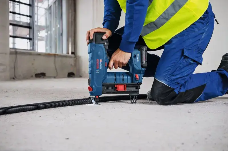 Bosch GNB 18V-40 nailer — 18V 4.0Ah Photo 2