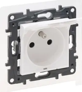 Розетка Legrand Niloe Step 863136 IP44 с заземлением и шторками, автоматические клеммы, белая