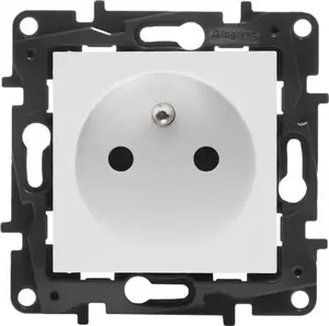 Legrand Niloe Step 863130 single electrical socket with earth, screw terminals, white