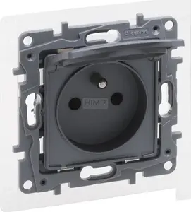Розетка Legrand Niloe Selection 2P+E IP44 16A 250V с шторкой, винтовые клеммы, стальной