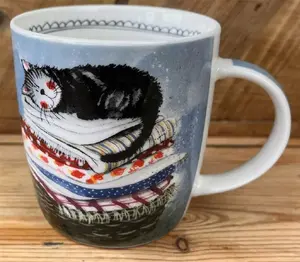 Keramikas krūze GiftWorld M29 — kaķis grozā ar veļu, 619464