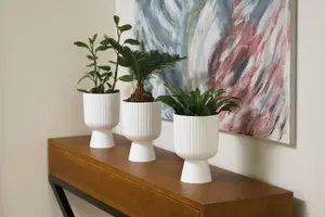 Flower pot FORM_PLASTIC Keli Mika 30 on stand – round plastic planter model 5130-014