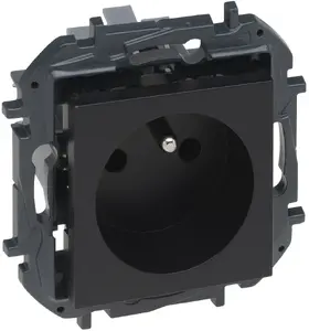 Розетка Legrand Niloe Step 2P+Z с автоматическими клеммами и защитной шторкой, черная (863533B)
