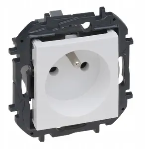 Wall Socket Legrand Niloe Step 2P+Earth with Automatic Terminals and Shutter, white