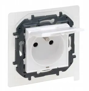 Розетка 2P+Z IP44 Legrand Niloe Step 863136B с автоматическими зажимами и шторкой — белая