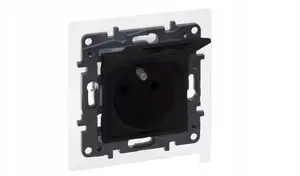 Розетка Legrand Niloe Step 2P+E IP44 с автоматическими клеммами и шторкой — черная