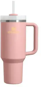 Termoskrūze STANLEY Quencher H2.O FlowState 1.18L Peach Rose — izolēta, ar FlowState vāciņu un aizsardzību pret izbērumu