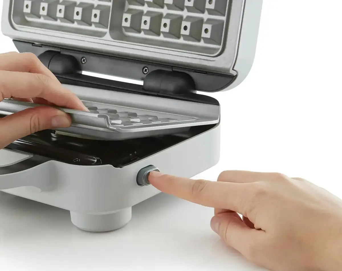 Breville DuraCeramic VST072X Waffle Maker Photo 8