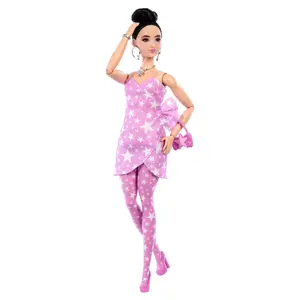 Barbie Deluxe Style modes lelle #11 ar melniem matiem copē un rozā džinsa kleitu ar zvaigžņu apdruku