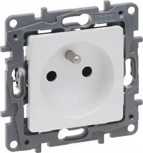 Розетка Legrand Niloe Selection 2P+E 16A 250V, винтовые зажимы, жемчужный цвет