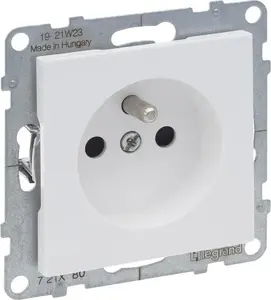 Розетка Legrand SUNO 2P+E со шторками, 16А 250В, белый, безвинтовые зажимы