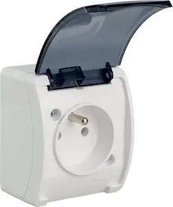 Розетка одинарная накладная ELEKTROPLAST Koala с заземлением и дымчатой крышкой IP44 белая