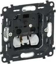 Розетка одинарная Legrand 2P+Z со шторками 753080