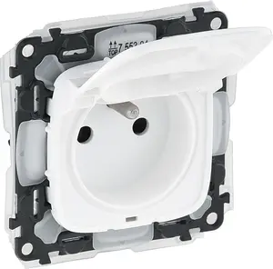Розетка Legrand Valena Allure со шторками IP44